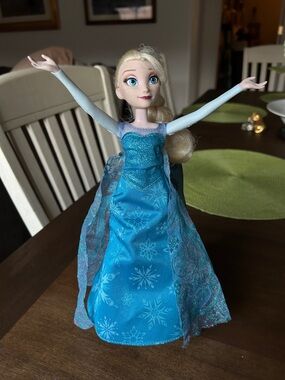 Elsa-light up and singing Princess Doll -